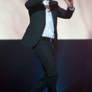 david-bisbal-se-da-un-bano-de-multitudes-en-madrid_galeria_principal